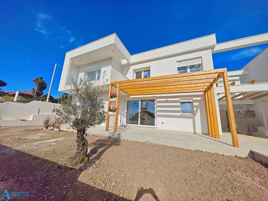 Immagine 29 di Villa in vendita  in Via Azalee a Taranto