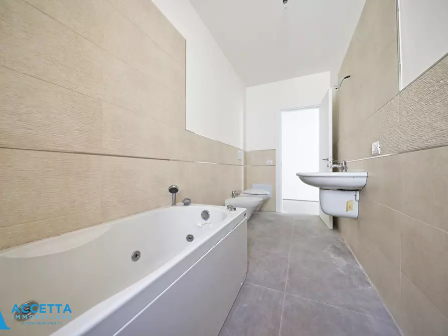 Immagine 14 di Quadrilocale in vendita  in Via Criscuolo 1 a Taranto