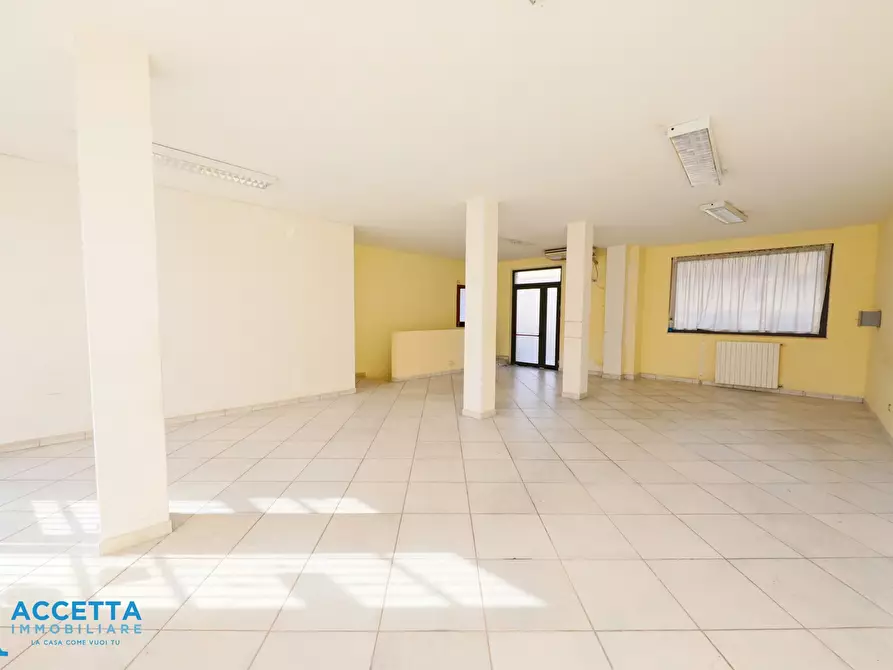 Immagine 2 di Locale commerciale in vendita  in Corso Vittorio Emanuele II 196 a Taranto