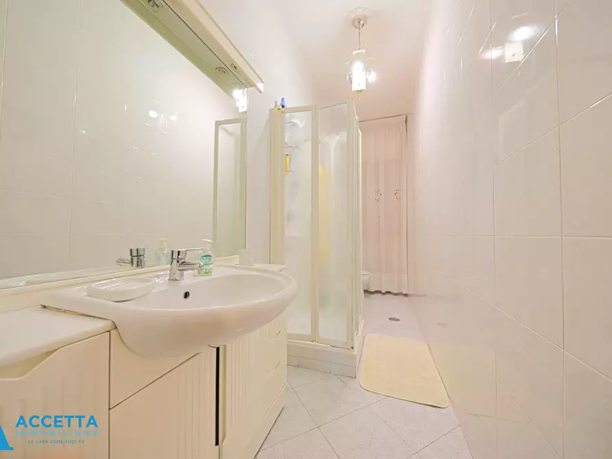 Immagine 24 di Trilocale in vendita  in Viale Magna Grecia 104 a Taranto