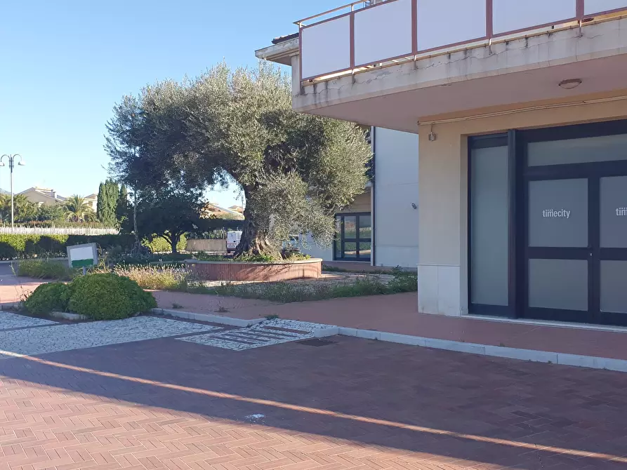 Immagine 15 di Locale commerciale in vendita  in località corno d'oro a Eboli