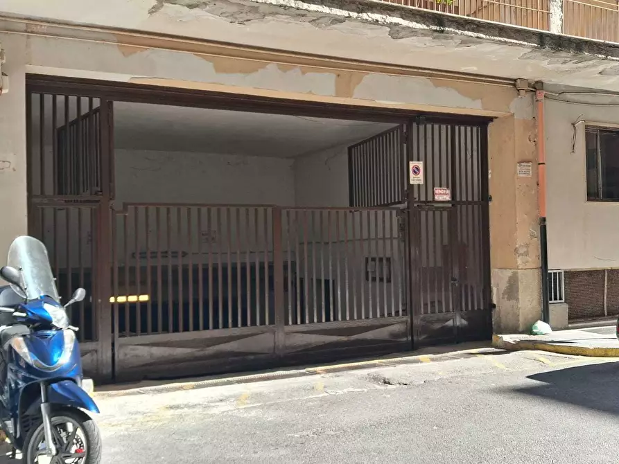 Immagine 2 di Garage in vendita  in Via Generale Adalgiso Amendola a Salerno