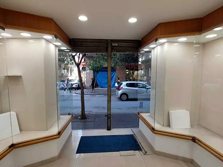 Immagine 11 di Locale commerciale in vendita  in Via del Carmine 89 a Salerno