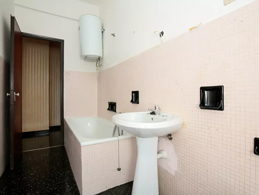 Immagine 24 di Pentalocale in vendita  in Via Paolo Anfossi 68c a Genova