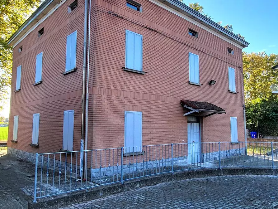 Immagine 53 di Villa in vendita  in Strada Cornazzano 3 a Sissa Trecasali