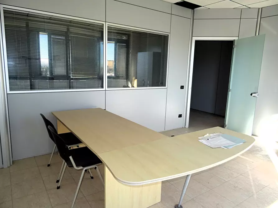 Immagine 10 di Ufficio in vendita  a Senigallia