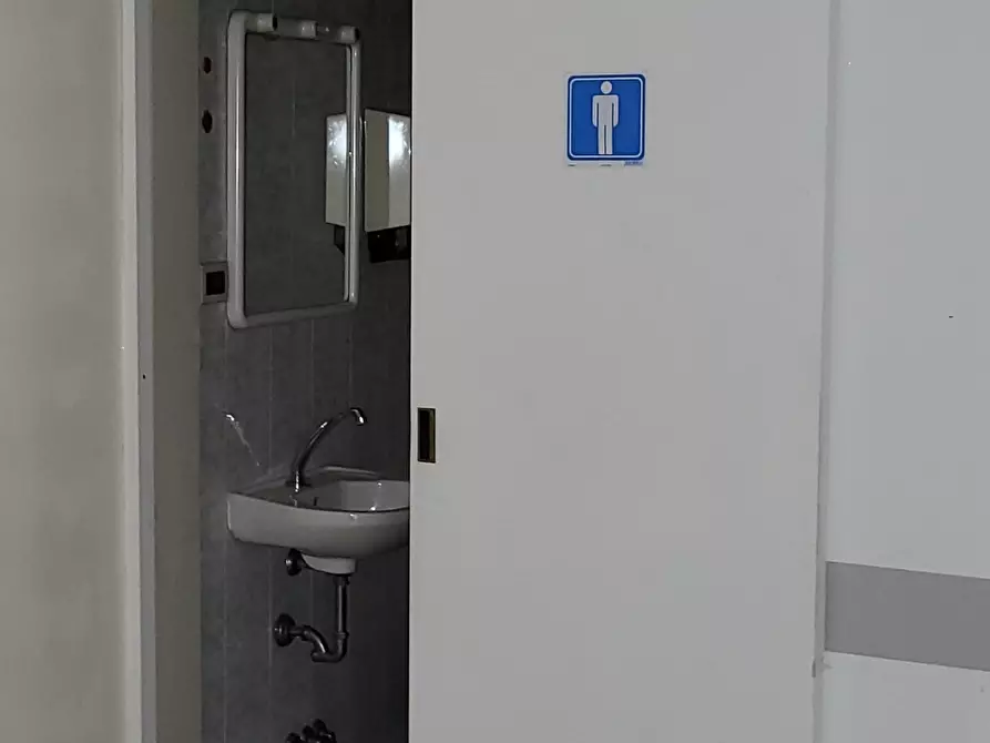 Immagine 12 di Locale commerciale in vendita  a Senigallia