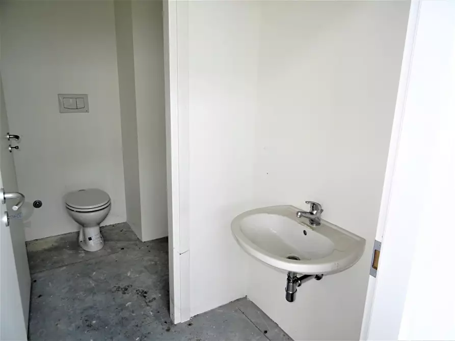 Immagine 5 di Attività artigianale in vendita  a Senigallia