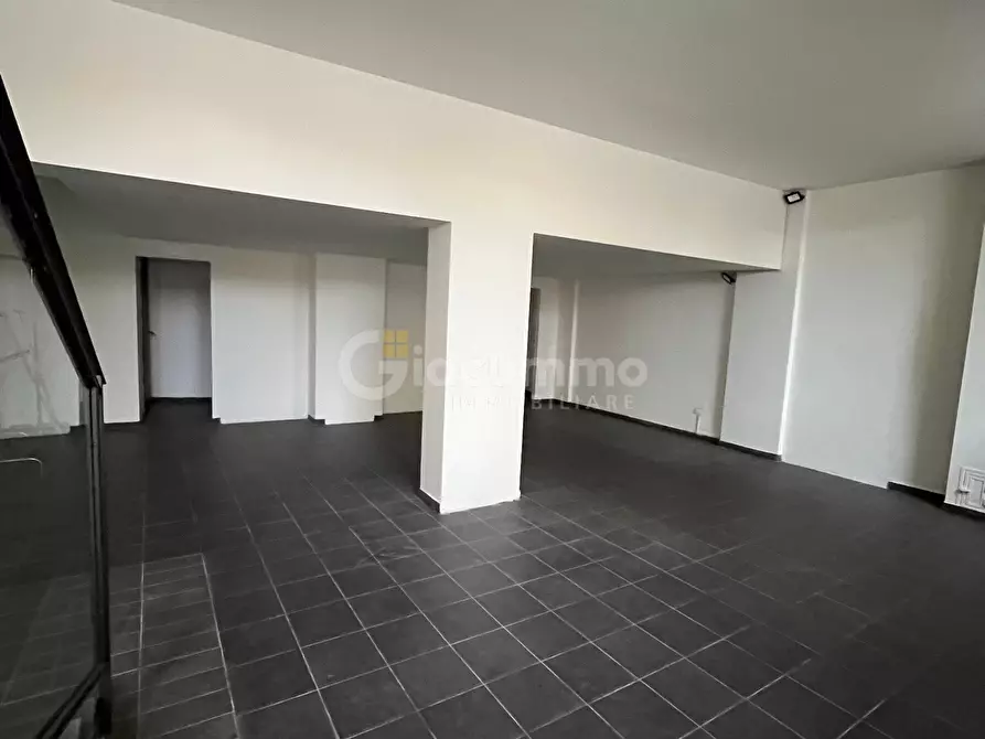 Immagine 10 di Locale commerciale in affitto  in Via Orazio Petruccelli 20 a Potenza