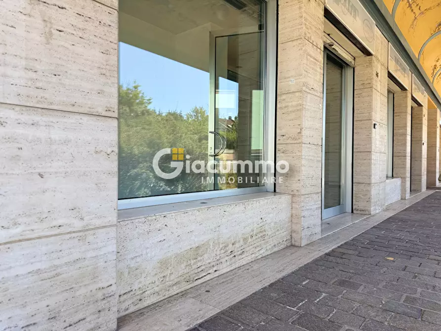 Immagine 4 di Locale commerciale in affitto  in Via Parigi 44-46 a Potenza