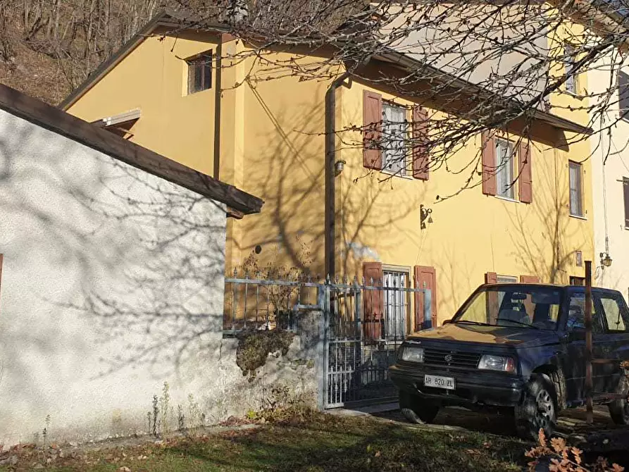 Immagine 1 di Porzione di casa in vendita  a Varsi