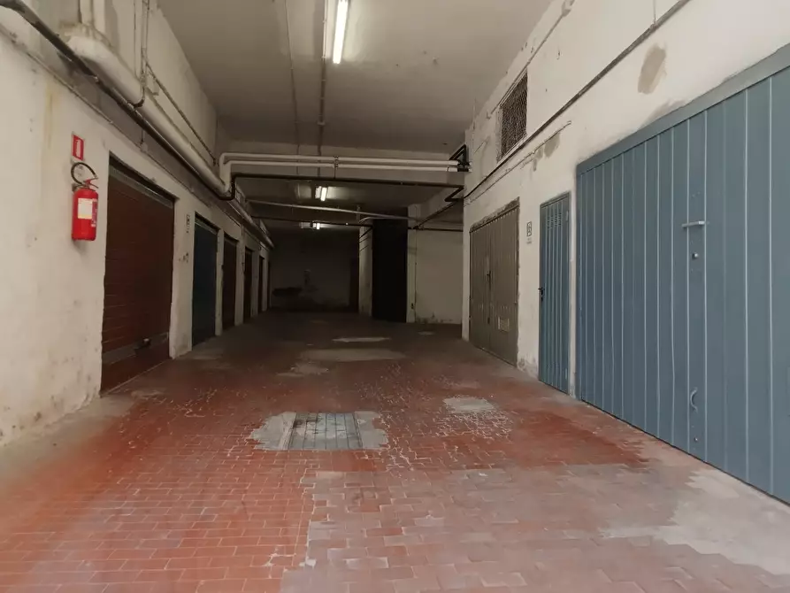 Immagine 8 di Garage in vendita  in via jaopo da lentini a Pomezia