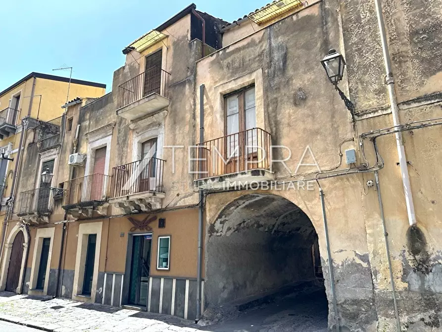 Immagine 1 di Casa indipendente in vendita  a Adrano
