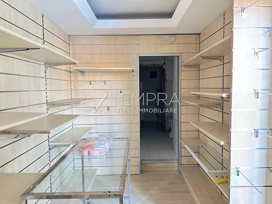 Immagine 9 di Locale commerciale in vendita  a Adrano