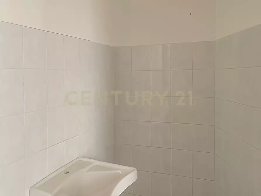 Immagine 9 di Locale commerciale in vendita  in Piazza Vittorio Emanuele a Nicolosi