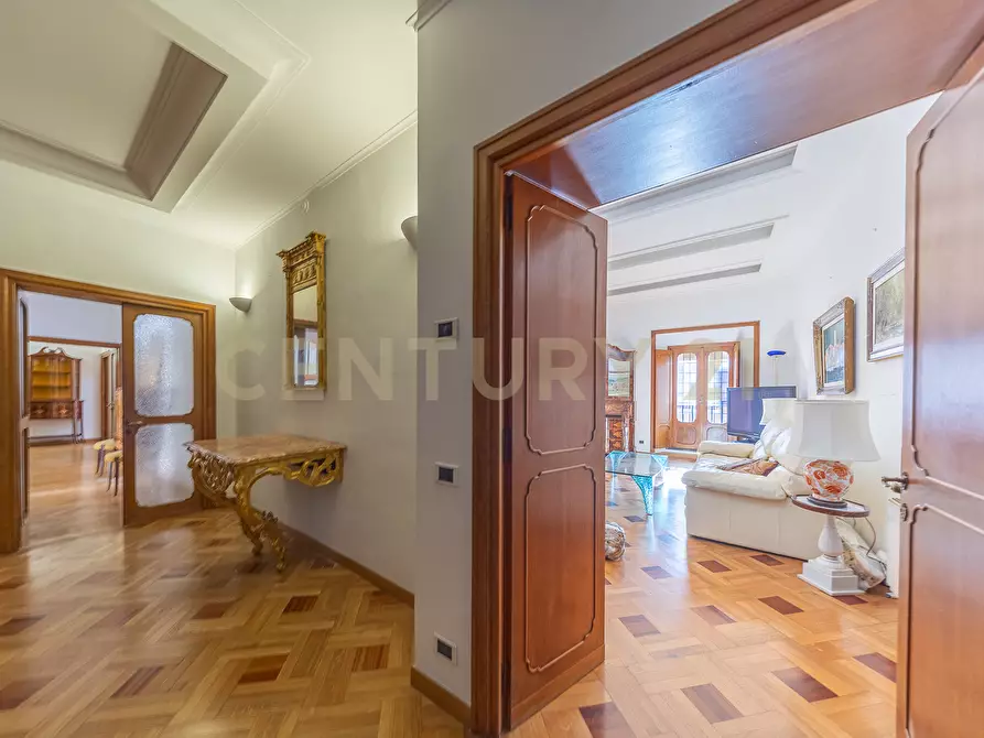 Immagine 7 di Pentalocale in vendita  in Via della Croce 71 a Roma