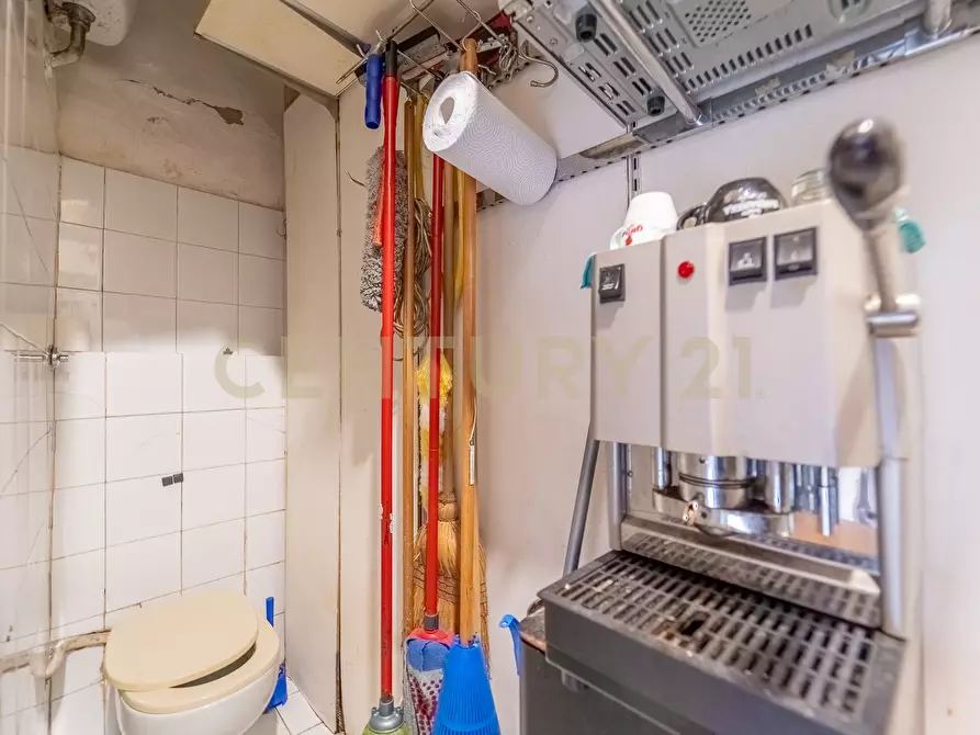 Immagine 32 di Attività commerciale in vendita  in Viale Liegi 49 a Roma