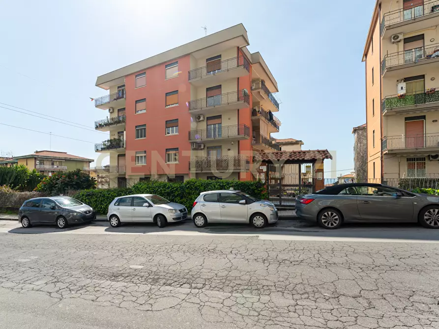 Immagine 3 di Pentalocale in vendita  in Via Carnazza 2 a Tremestieri Etneo