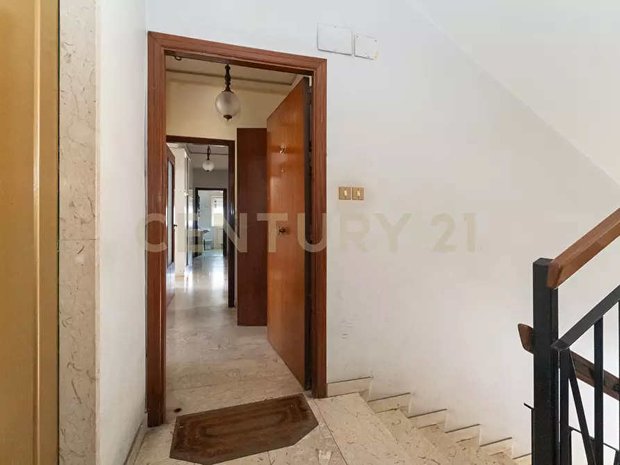 Immagine 12 di Pentalocale in vendita  in Via Fratelli Bandiera 13 a Gravina Di Catania