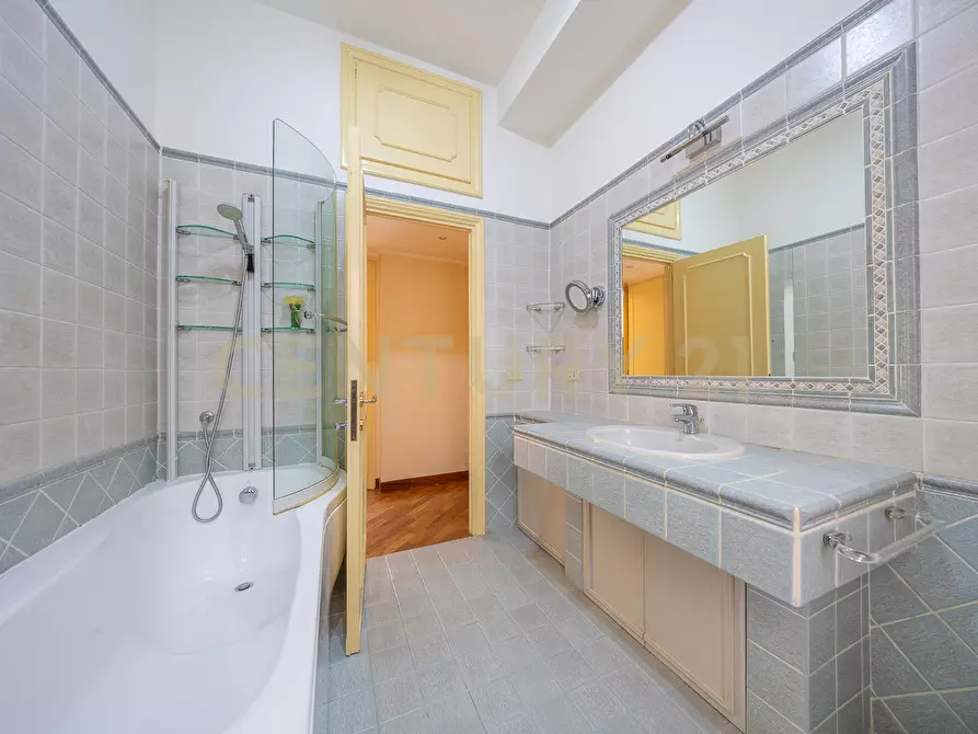 Immagine 37 di Trilocale in vendita  in Via Bevagna 56 a Roma