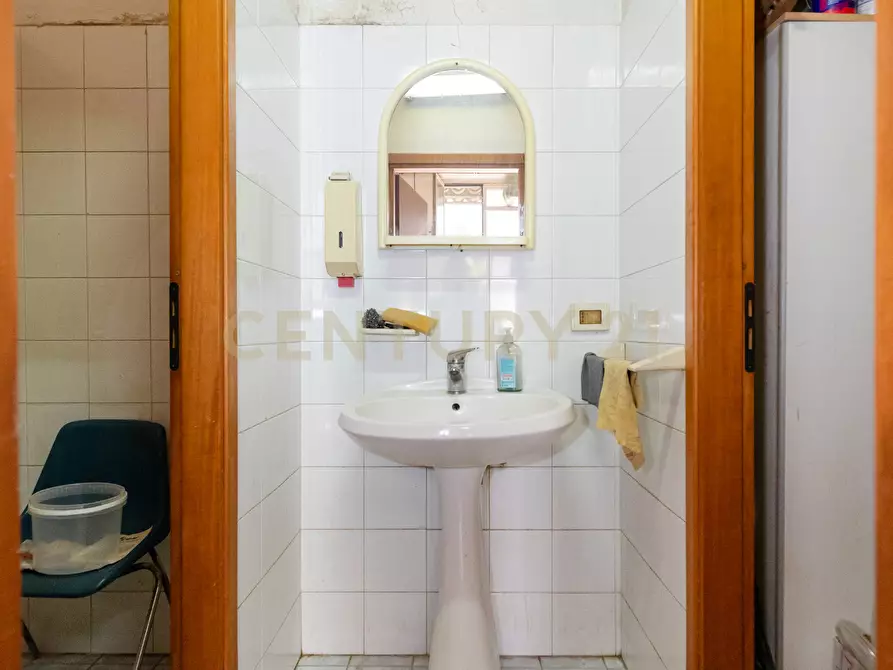 Immagine 23 di Locale commerciale in vendita  in Via Ulivi 87 a San Gregorio Di Catania