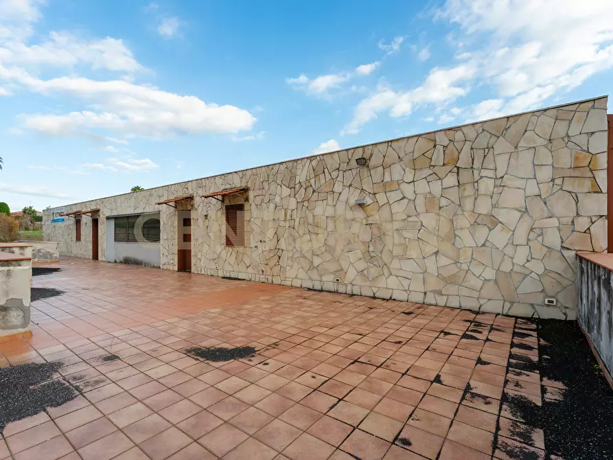 Immagine 24 di Showroom in vendita  in Via delle Scuole 1 a Aci Castello