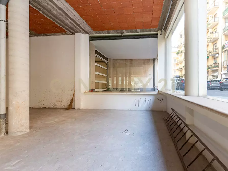 Immagine 30 di Locale commerciale in vendita  in Via Milano 85 a Catania