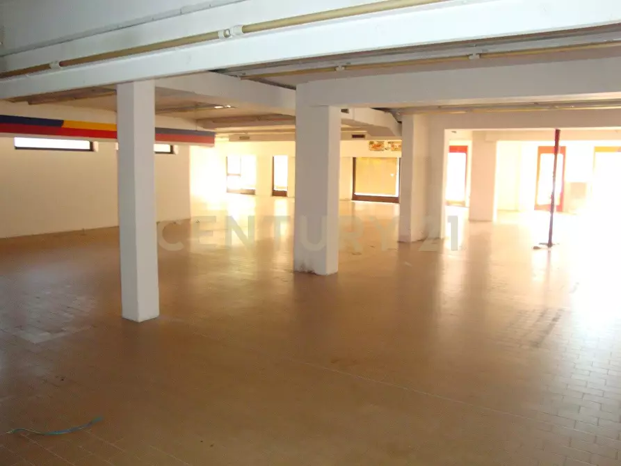 Immagine 10 di Locale commerciale in vendita  in Piazza Alcide De Gasperi 120 a San Giovanni Lupatoto