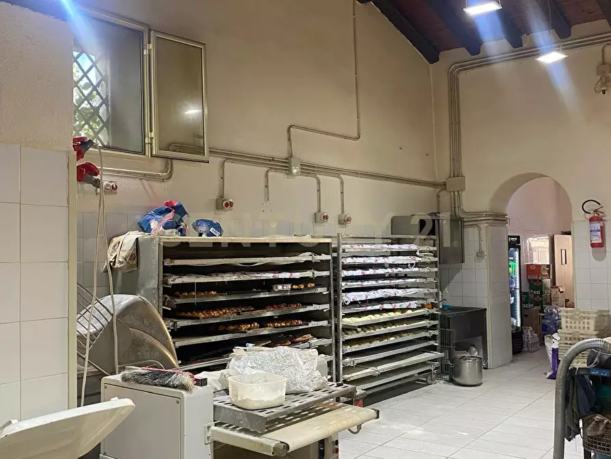 Immagine 13 di Locale commerciale in vendita  in via zia lisa 181 a Catania