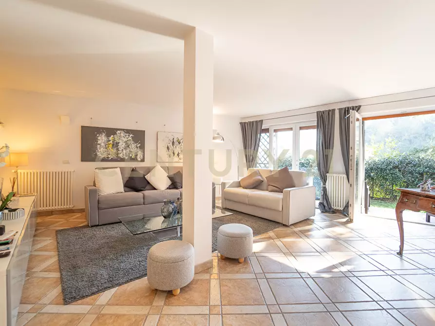 Immagine 40 di Bilocale in vendita  in Via la Sila 14 a Roma