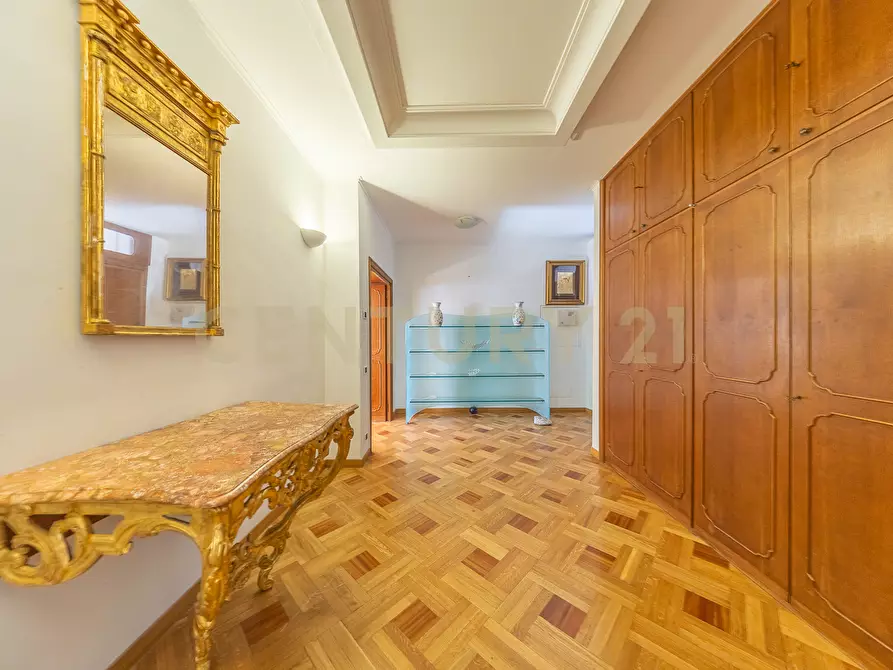 Immagine 6 di Pentalocale in vendita  in Via della Croce 71 a Roma