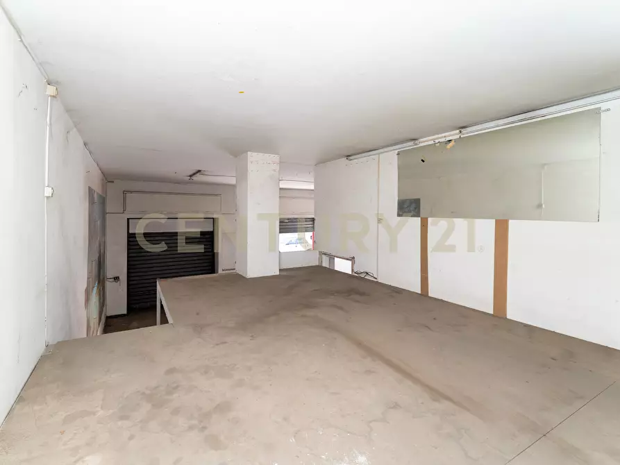 Immagine 22 di Locale commerciale in vendita  in Via Bronte 2 a Catania