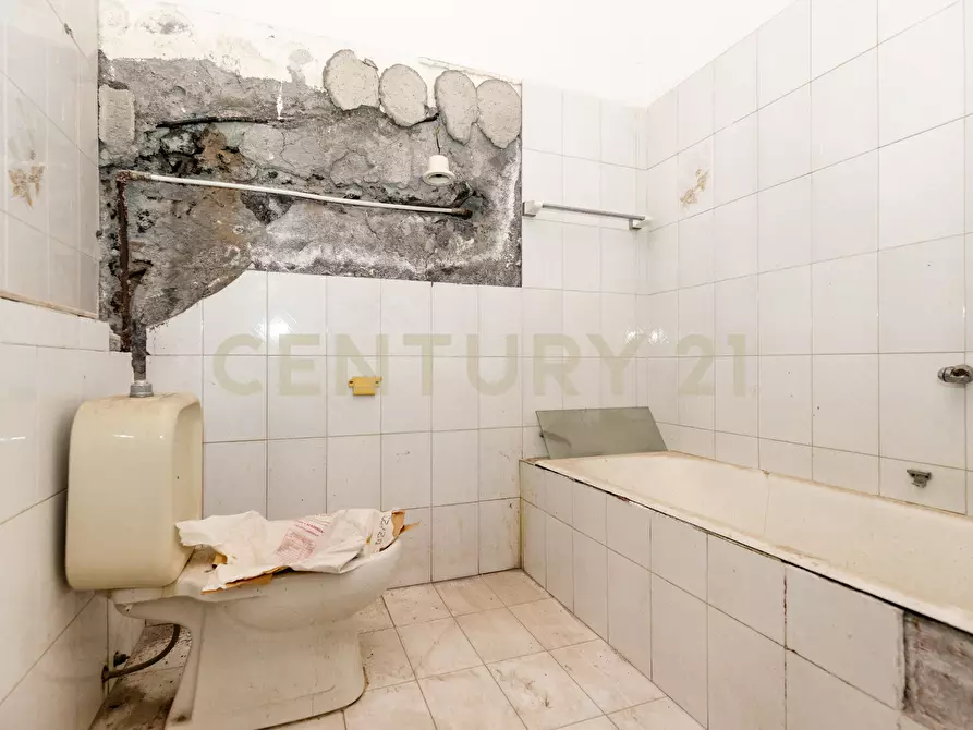 Immagine 26 di Locale commerciale in vendita  in Via IV Novembre 13 a Adrano