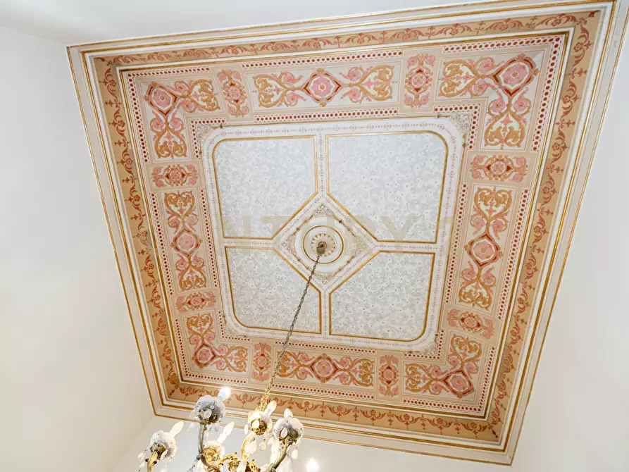 Immagine 21 di Pentalocale in vendita  in Via Etnea 196 a Catania