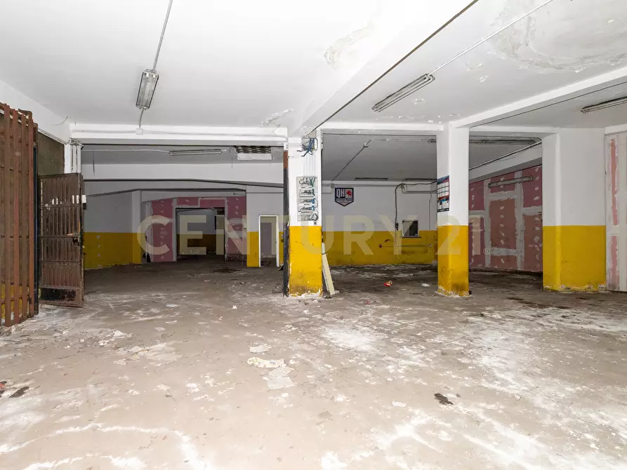 Immagine 28 di Locale commerciale in vendita  in Via Carnazza 37 a Tremestieri Etneo