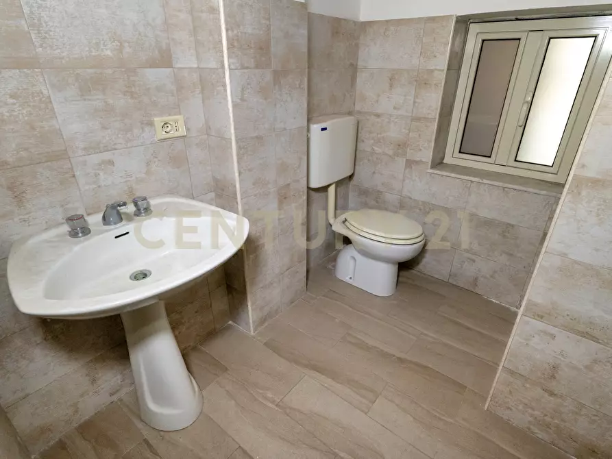 Immagine 52 di Locale commerciale in vendita  in Via Nizzeti 3 a Tremestieri Etneo