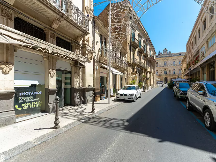 Immagine 27 di Locale commerciale in vendita  in Corso Vittorio Emanuele 20 a Caltagirone