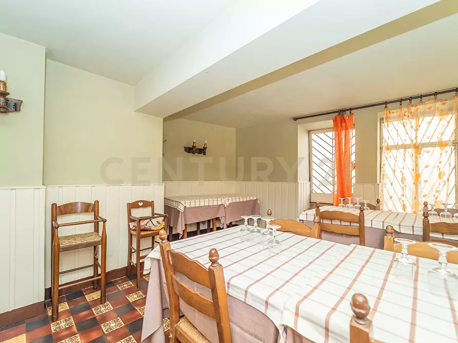 Immagine 21 di Locale commerciale in vendita  in Via Nemorense 17 a Nemi