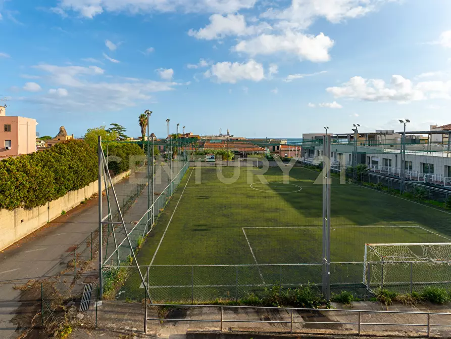 Immagine 31 di Showroom in vendita  in Via delle Scuole 1 a Aci Castello