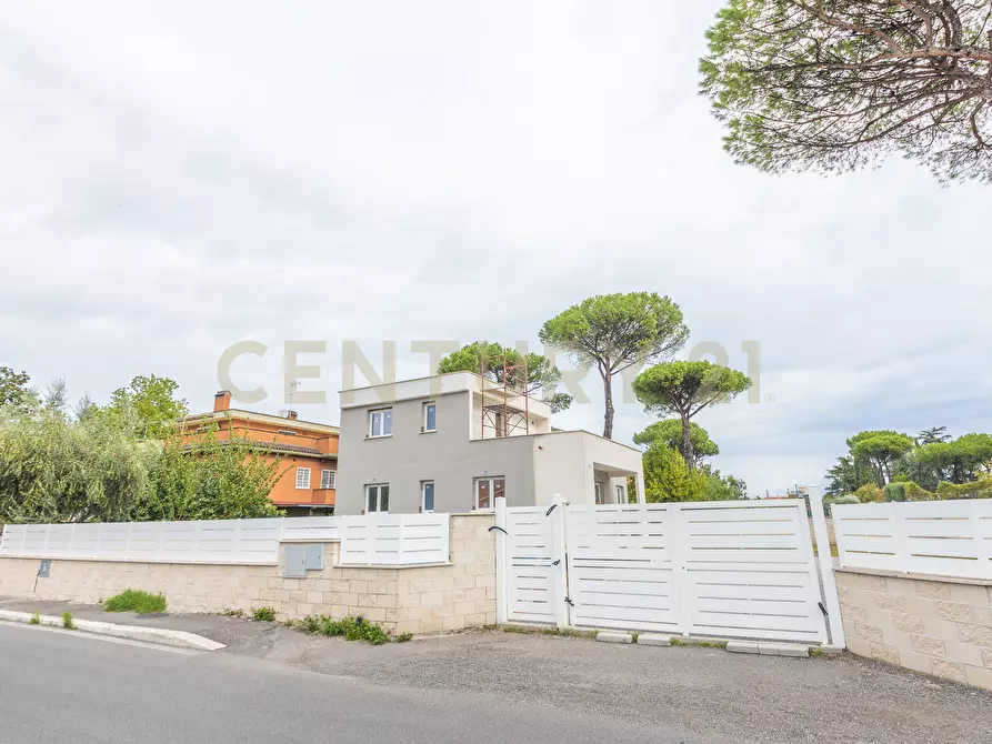 Immagine 1 di Villa in vendita  in Via della Marranella di Marino 94 a Roma