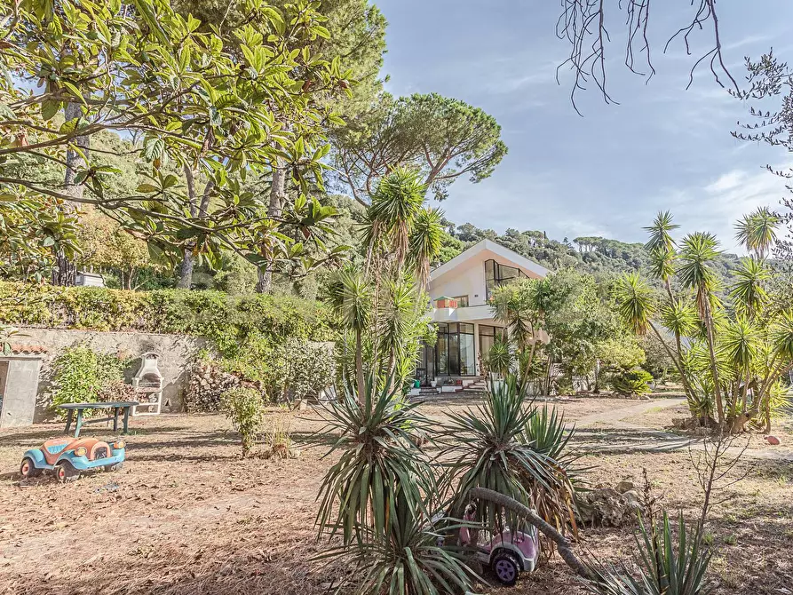 Immagine 3 di Villa in vendita  in Via Spiaggia del Lago 17b a Castel Gandolfo