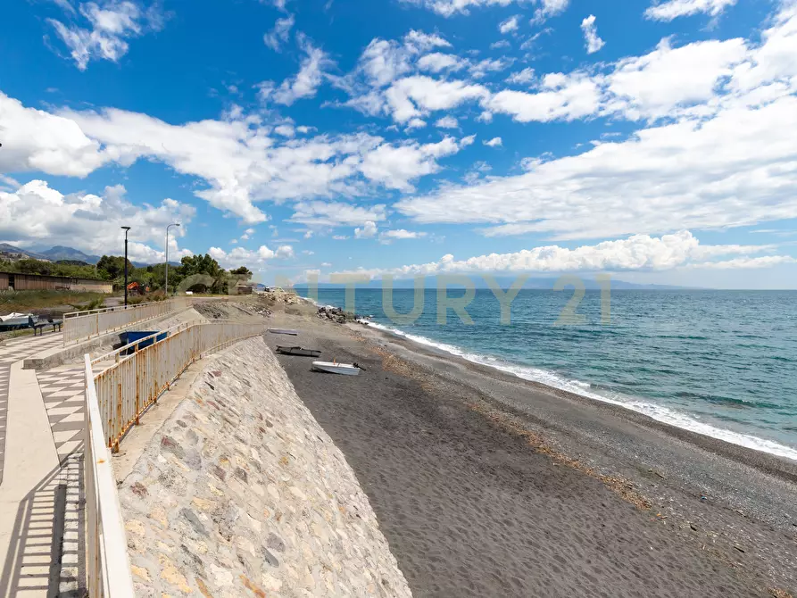 Immagine 41 di Bilocale in vendita  in Via Lungomare 2 a Sant'alessio Siculo