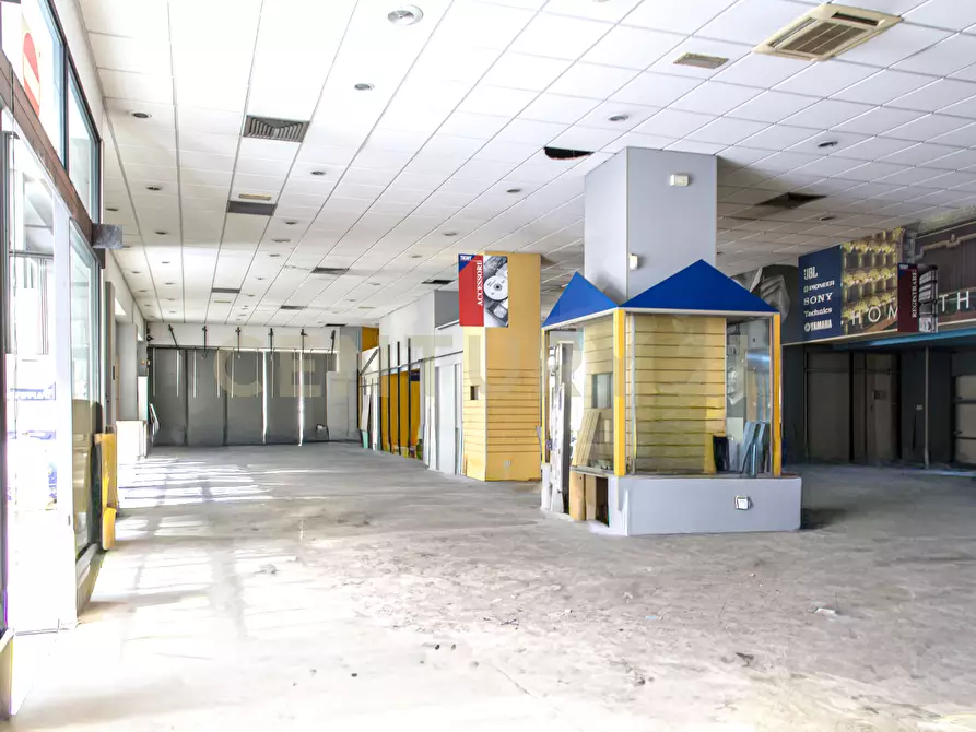 Immagine 5 di Locale commerciale in vendita  in Via Milano 93 a Catania