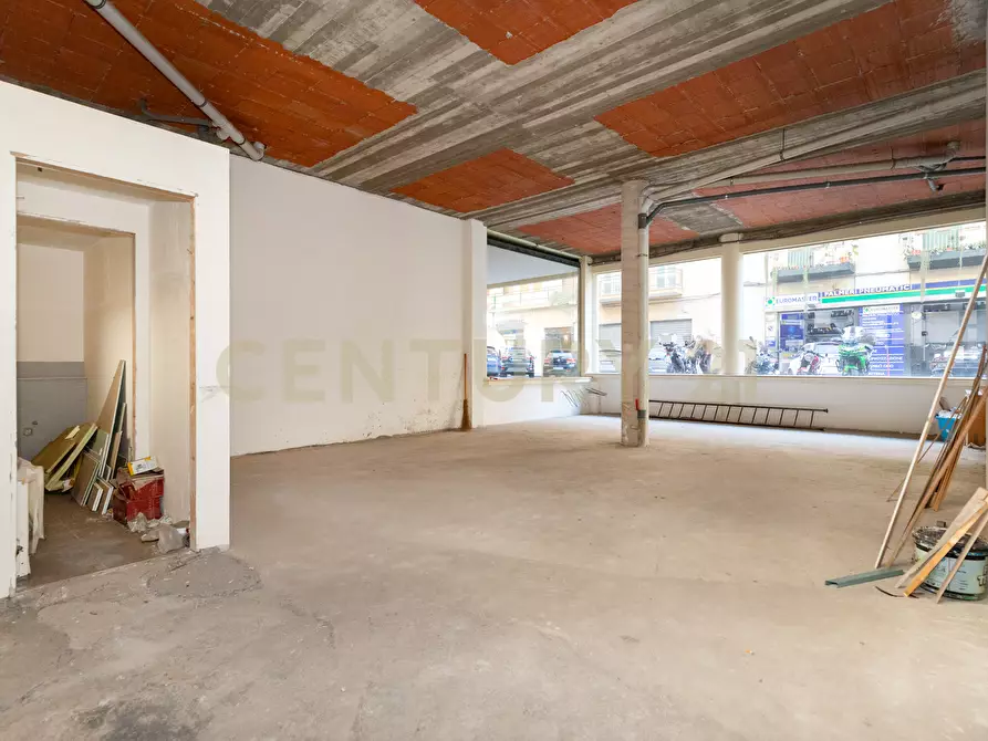 Immagine 27 di Locale commerciale in vendita  in Via Milano 85 a Catania