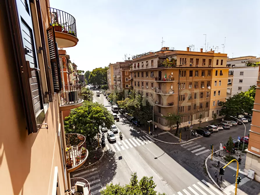 Immagine 17 di Trilocale in vendita  in Via Vetulonia 45 a Roma