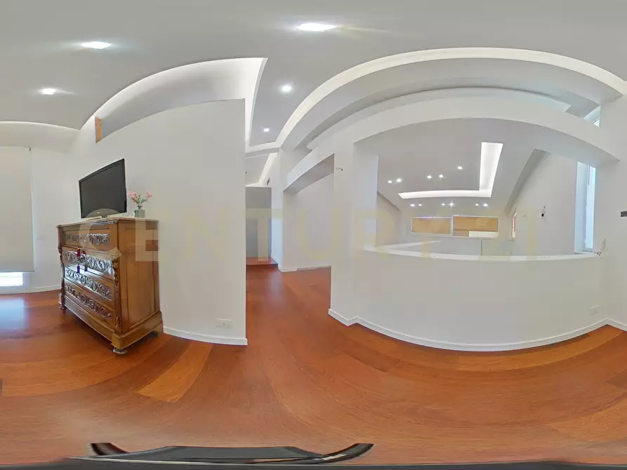 Immagine 107 di Villa in vendita  in SS284 a Adrano