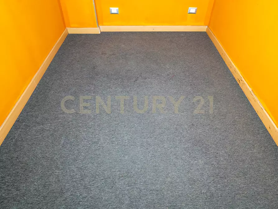 Immagine 20 di Locale commerciale in vendita  in Via Padova 64 a Catania