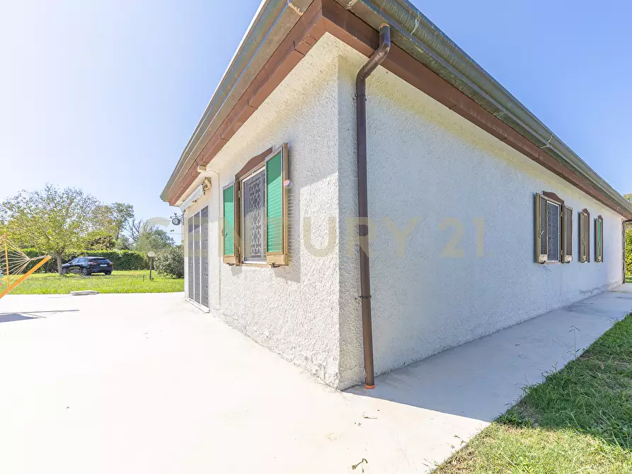 Immagine 52 di Villa in vendita  in Strada Isola Bella 43 a Latina