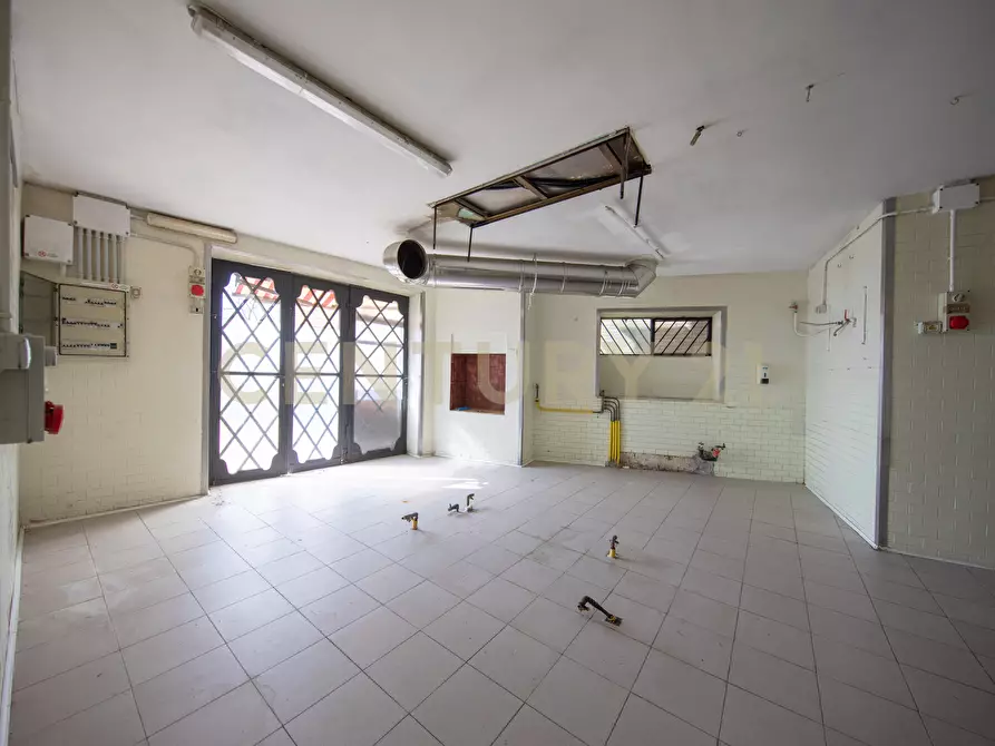 Immagine 12 di Locale commerciale in vendita  in Via Nemorense 19 a Nemi