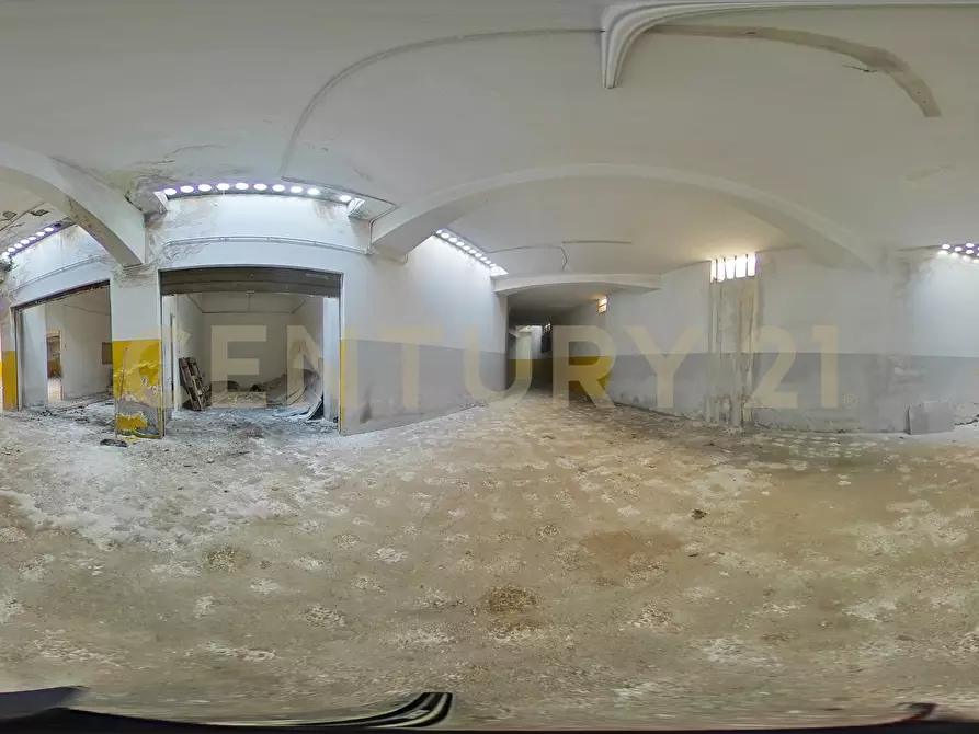 Immagine 37 di Locale commerciale in vendita  in Via Carnazza 37 a Tremestieri Etneo
